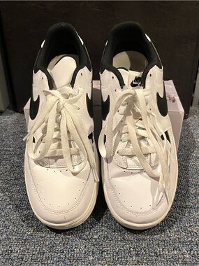 Nike White and Black Kids Low-Top Sneakers